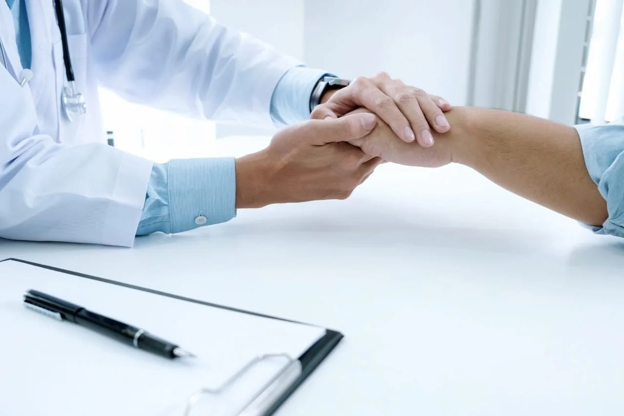 Médico acompañando a un paciente